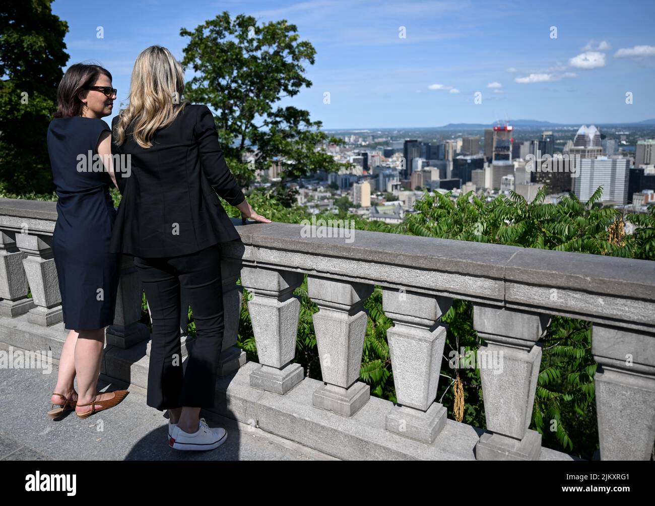 03 août 2022, Canada, Montréal : Annalena Baerbock (Bündnis 90/Die Grünen - l), ministre fédérale des Affaires étrangères, échange des vues avec son homologue canadien Mélanie Joly lors d'une promenade dans le parc Kondiaronk Belvédère au Mont-Royal. Photo: Britta Pedersen/dpa Banque D'Images