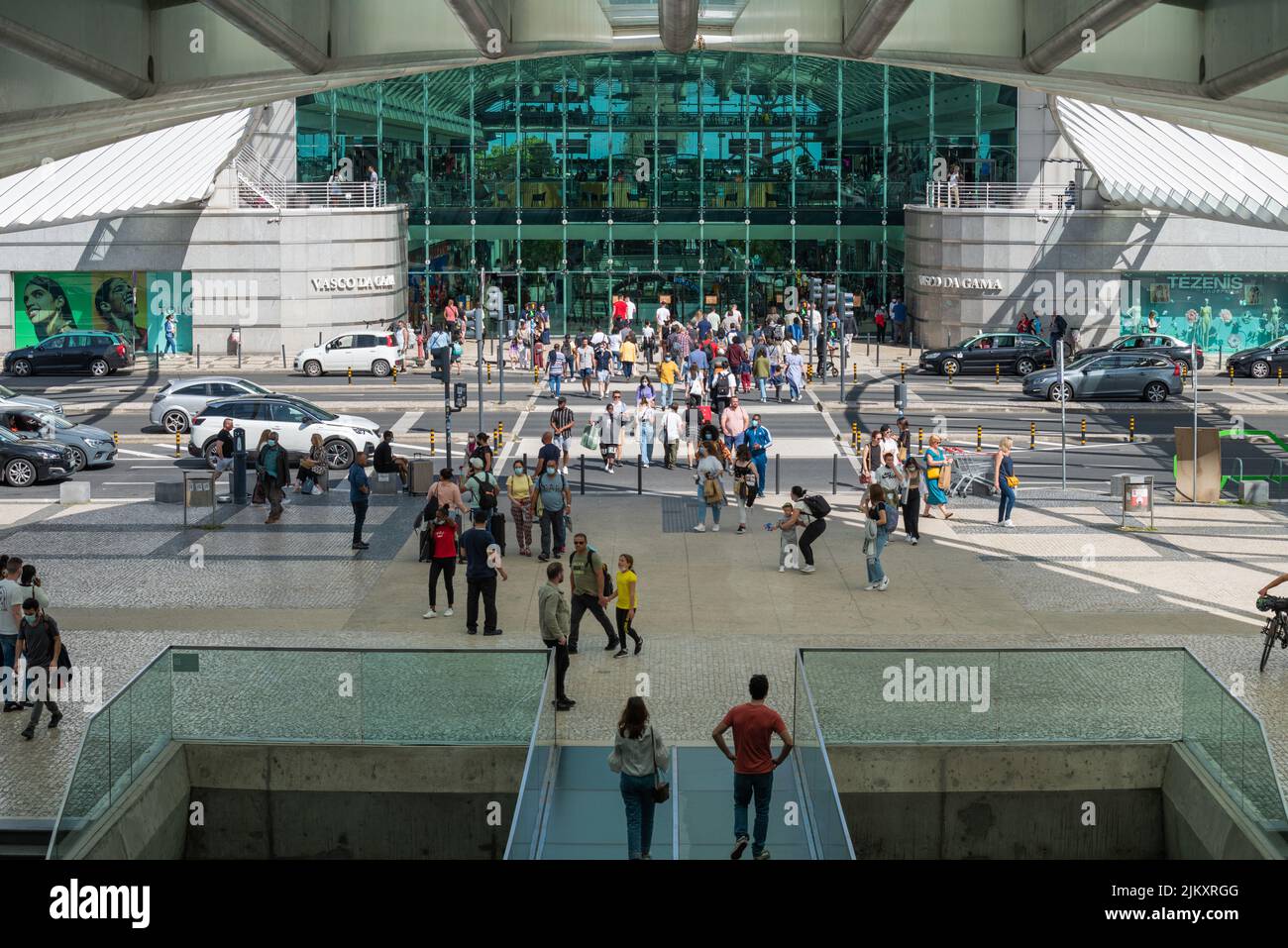 Vue depuis la Gare do Oriente vers le centre commercial Vasco da Gama dans le Parque das Nacoes Banque D'Images