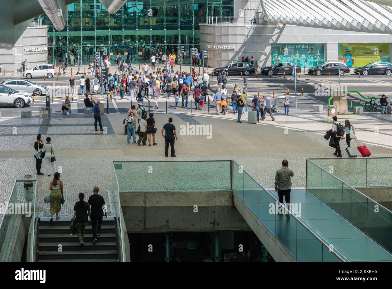 Vue depuis la Gare do Oriente vers le centre commercial Vasco da Gama dans le Parque das Nacoes Banque D'Images