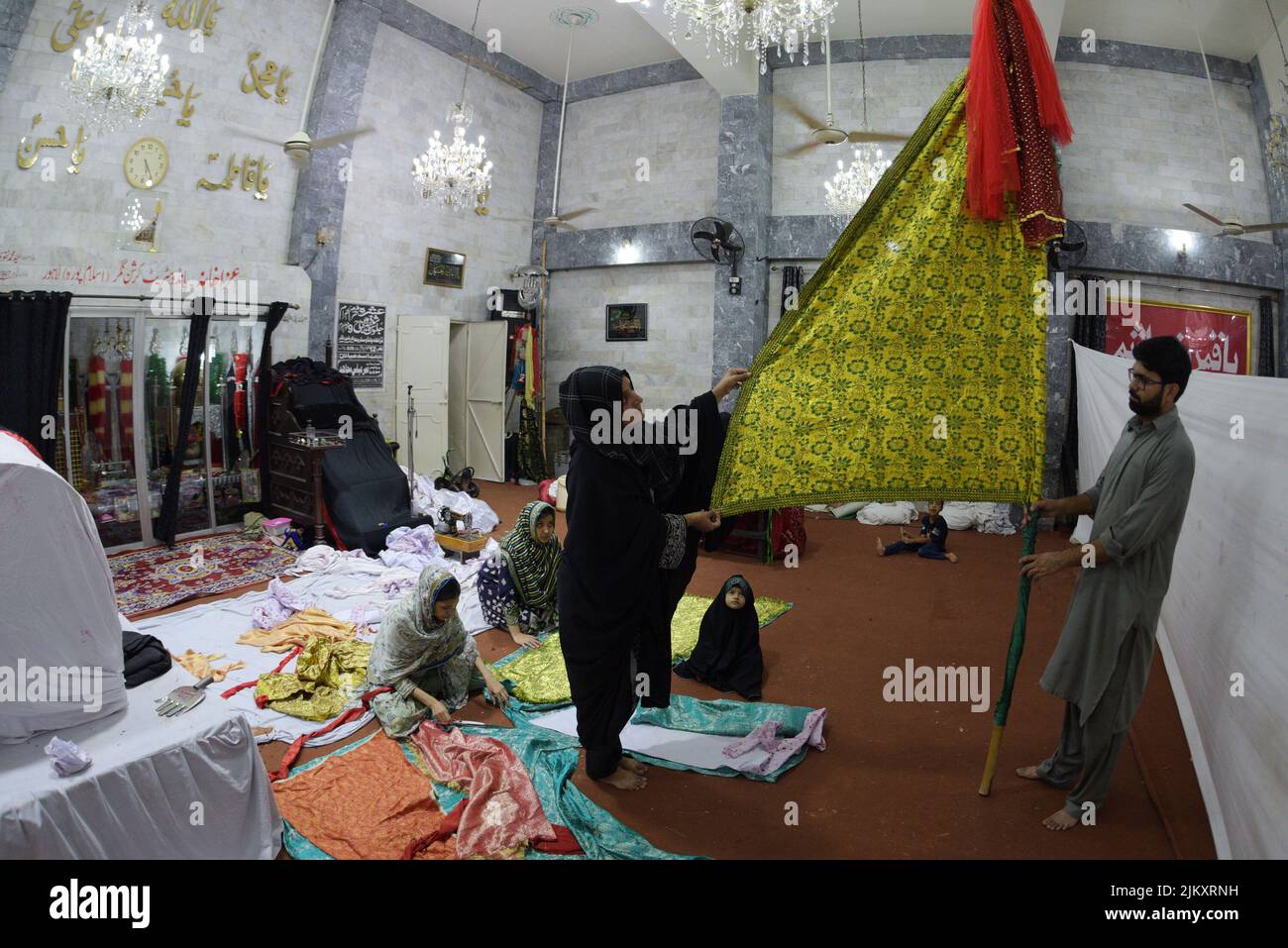 Lahore, Punjab, Pakistan. 3rd août 2022. Les femmes shiites pakistanaises sont occupées à