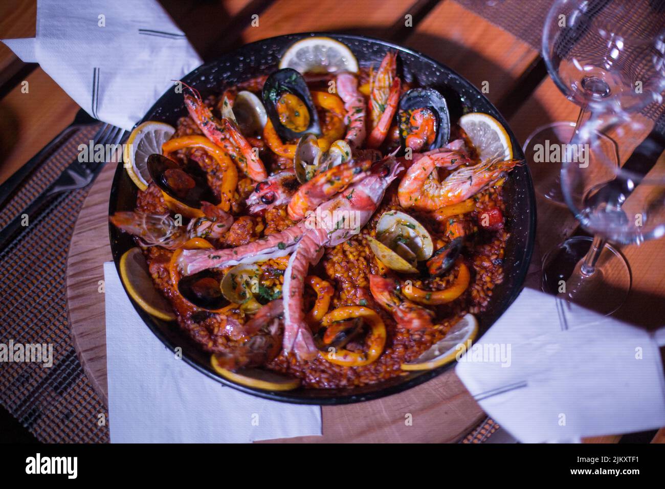 Plat de paella frais sur la table Banque D'Images