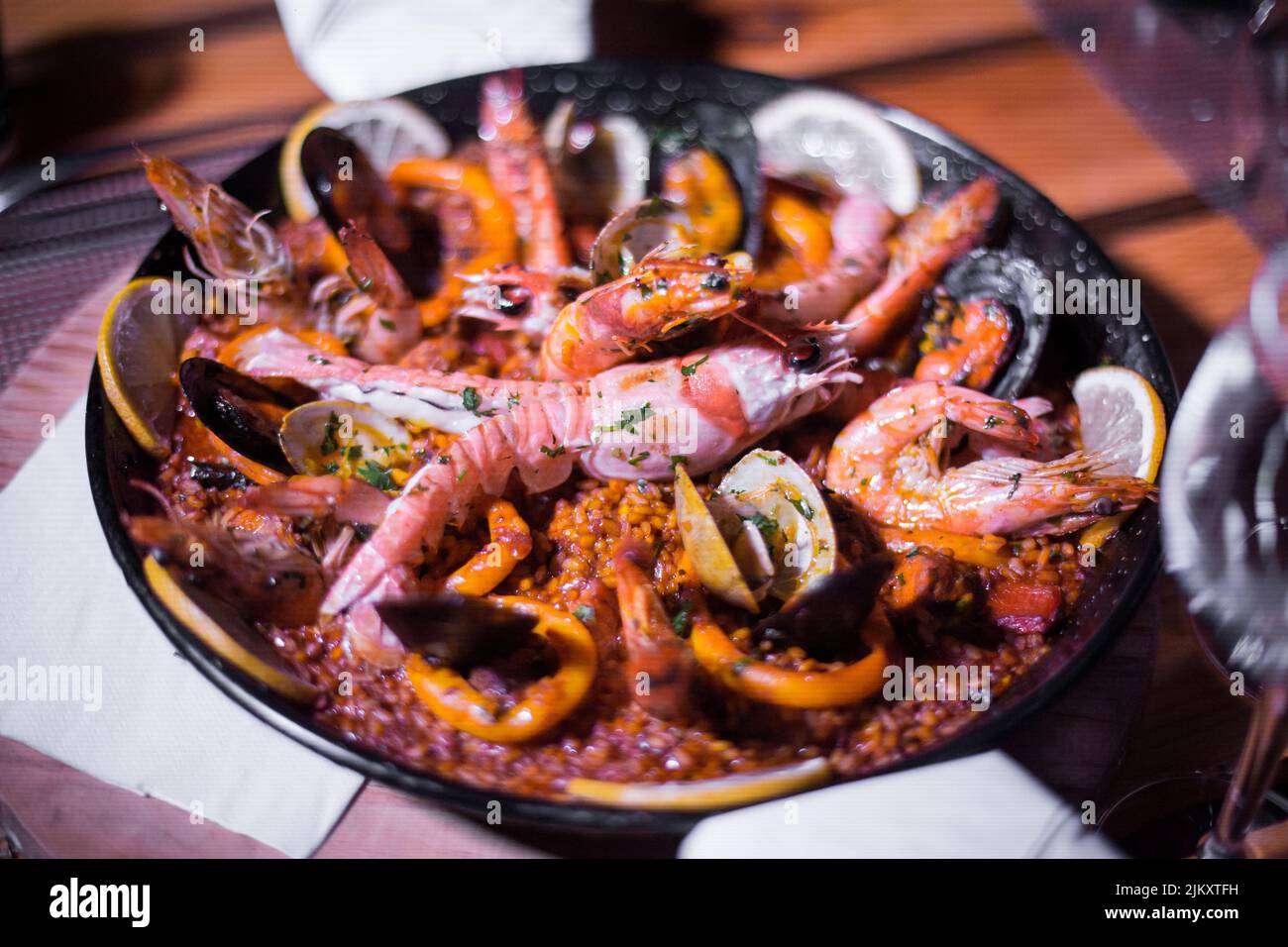 Plat de paella frais sur la table Banque D'Images