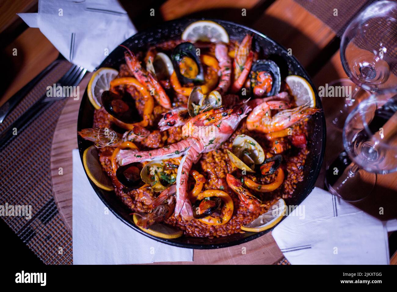 Plat de paella frais sur la table Banque D'Images
