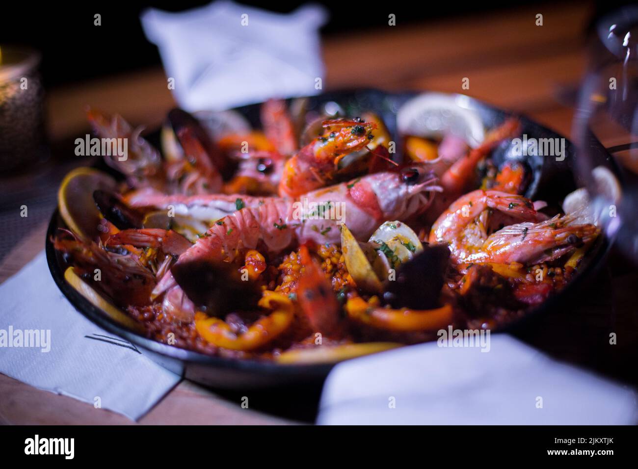 Plat de paella frais sur la table Banque D'Images