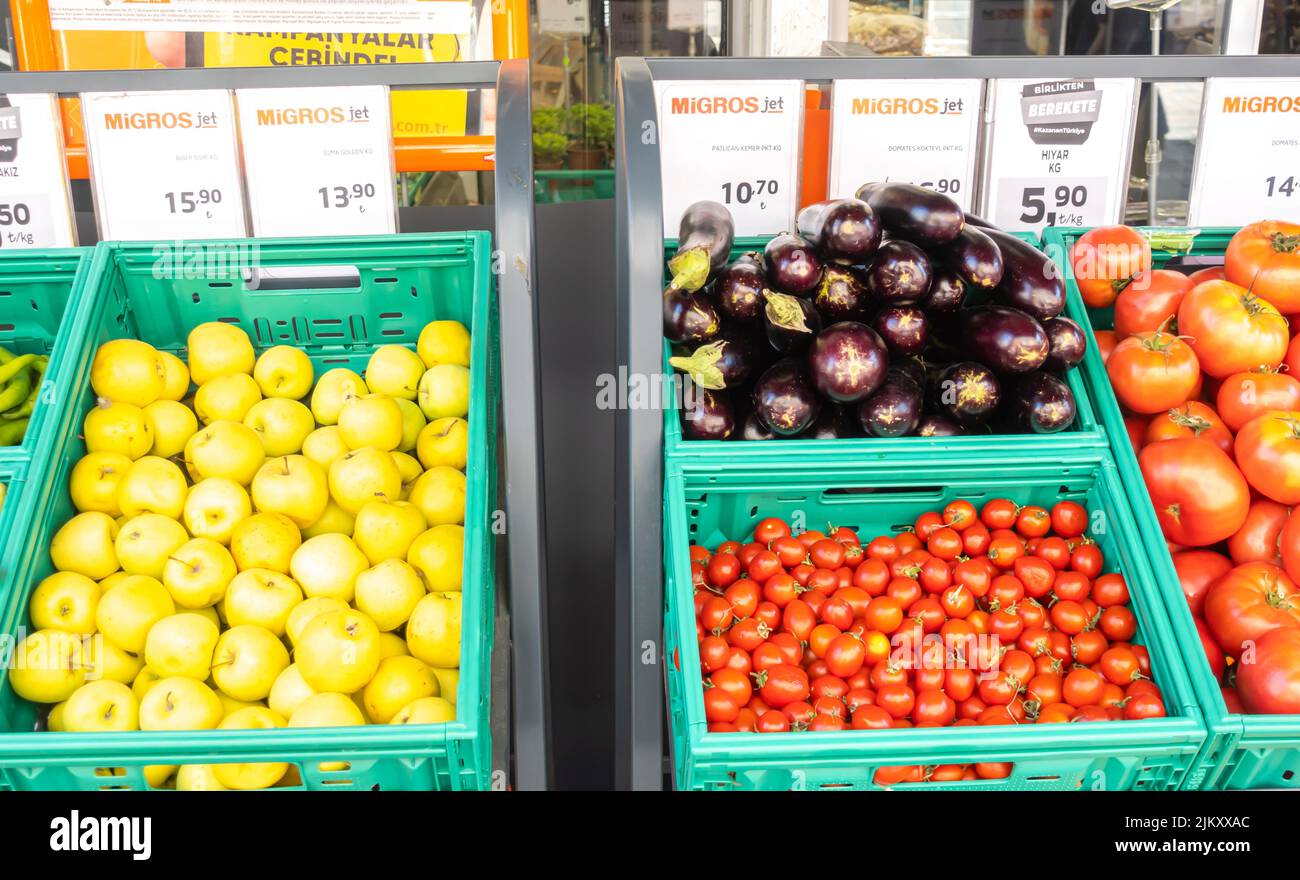 Légumes vendus dans des boîtes en dehors de la chaîne macro magasin de détail à Istanbul, Turquie Banque D'Images