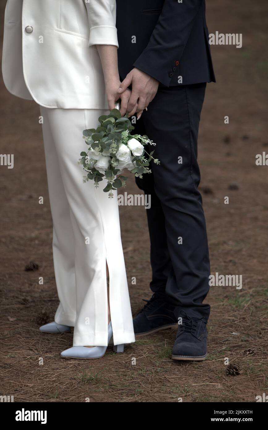 Une photo verticale de mariée et de marié sur la séance de photo de mariage Banque D'Images