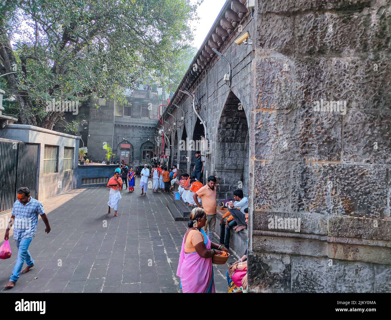 Tuljapur, Inde- 19 décembre 2019; belle vue intérieure du temple populaire tuljapur Bhabani, des dévotés et un prêtre hindou préparant l'objet de culte, Banque D'Images