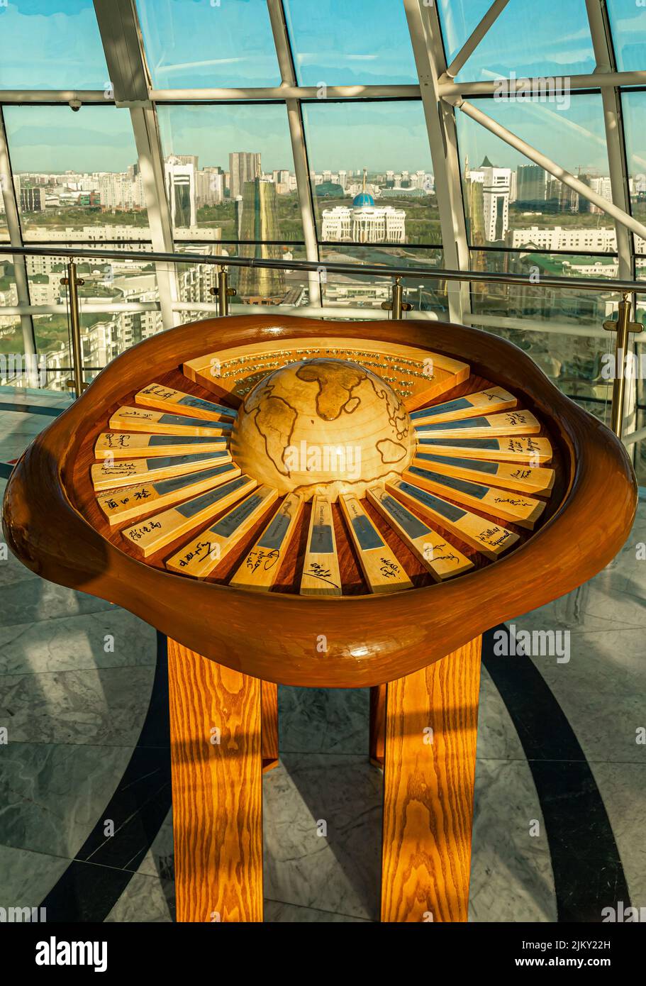 Une sculpture en bois d'un globe et 16 segments rayonnants commémorant les religions du monde. Tour Bayterek, Nur-Sultan, Qazaqstan Banque D'Images