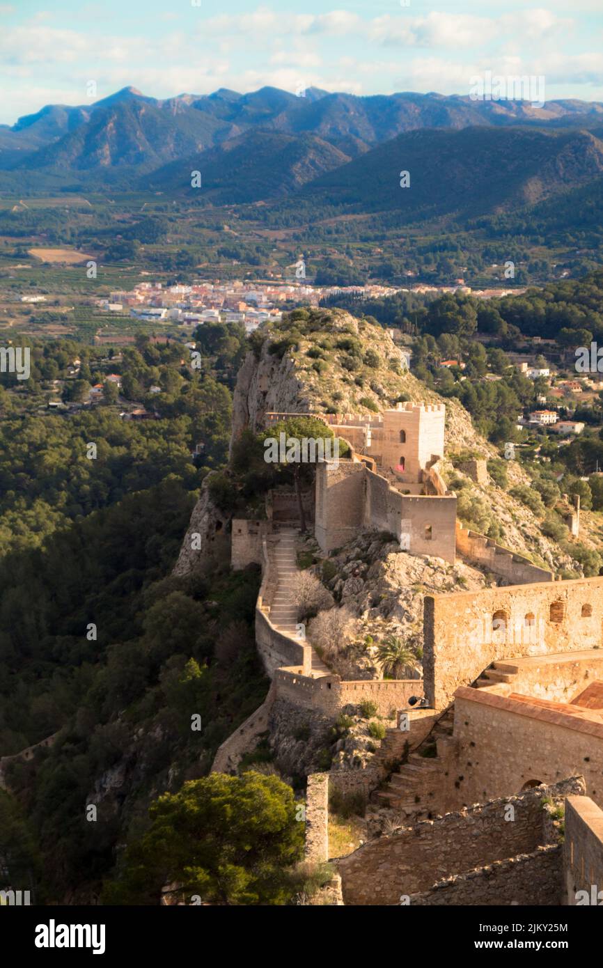 Une photo verticale de la ville de Xativa, en Espagne Banque D'Images