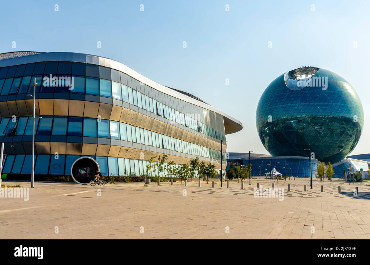 Nur-Sultan EXPO 2017 Pavillon Nur Alem. Kazakhstan. Conçu par Adrian Smith, Gordon Gill Architecture, le plus grand bâtiment sphérique au monde. Banque D'Images