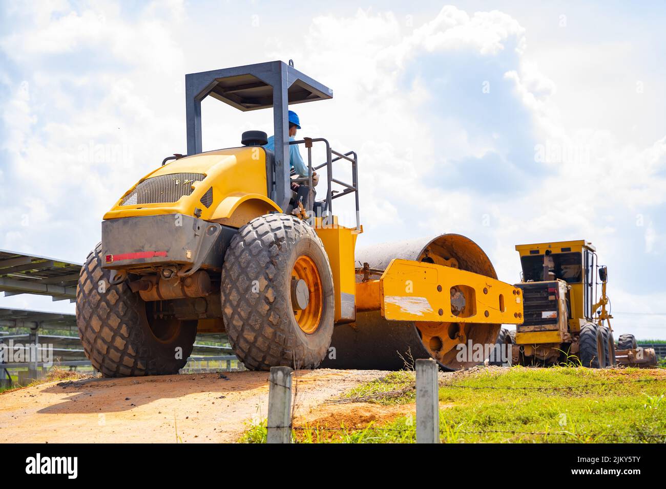 Le compacteur de sol s'efforce de compacter la route pour rendre le sol ferme conformément aux normes spécifiées avant de paver la route avec de l'asphalte, construction Banque D'Images