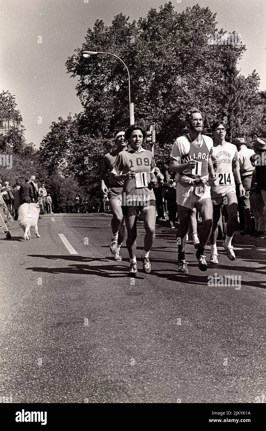 Nina Kuscsik, gagnante féminine et coureurs participant au marathon de New York en 1972 à Central Park. Banque D'Images