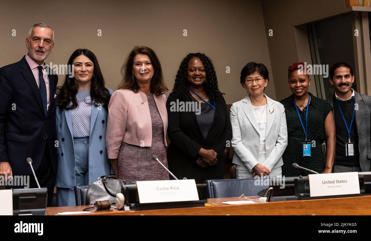 New York, NY - 3 août 2022 : Gustavo Zlauvinen, Maritza Chan, Ann Linde, Bonnie Jenkins, Izumi Nakamitsu, Nomsa Michelle Ndongwe, Jorge Valderrabana posent devant le panel le rôle de la diversité dans la promotion de la non-prolifération et du désarmement nucléaires au Siège de l'ONU Banque D'Images