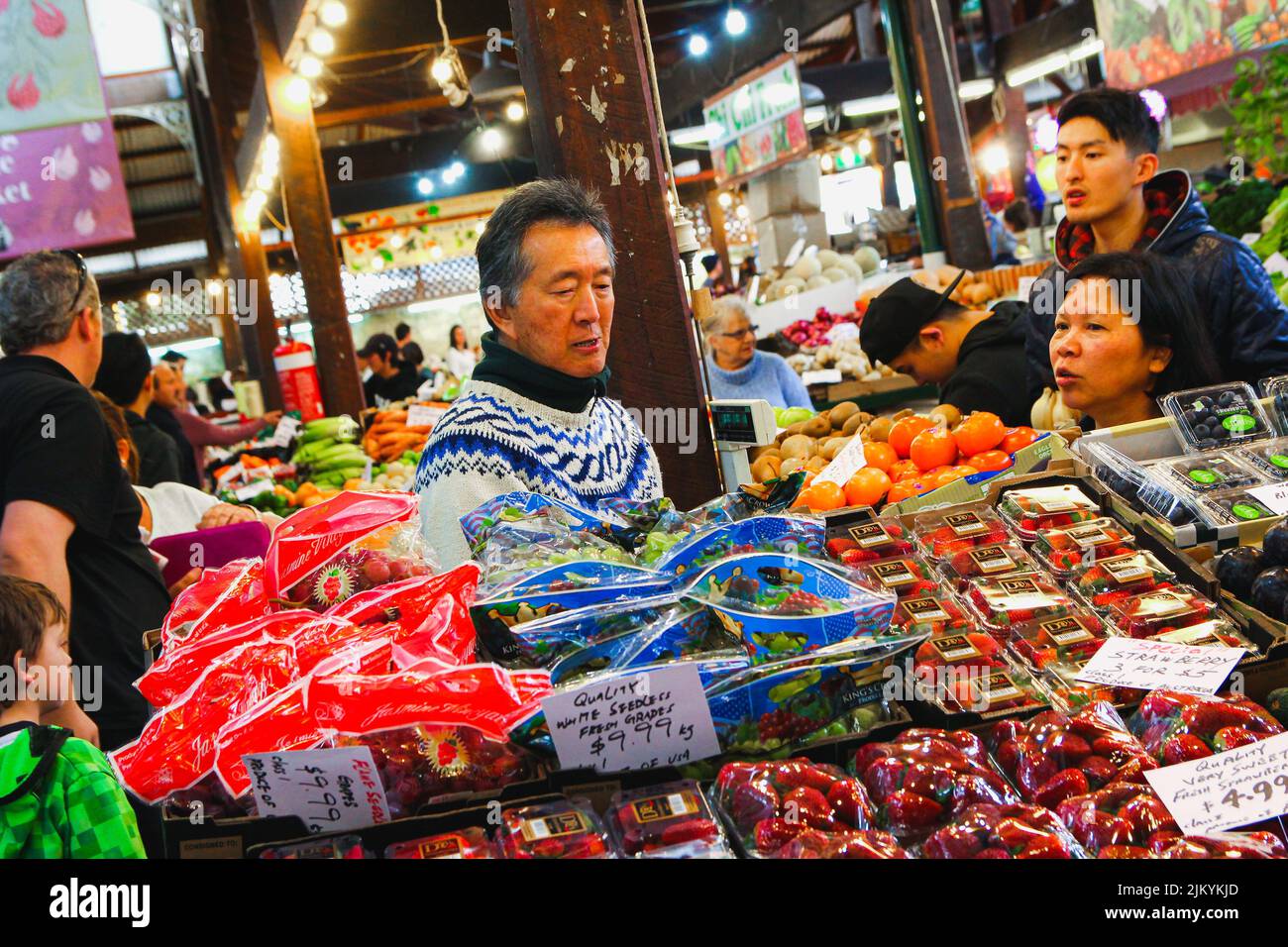 Vendeur asiatique vendant des fruits sur les marchés Banque D'Images