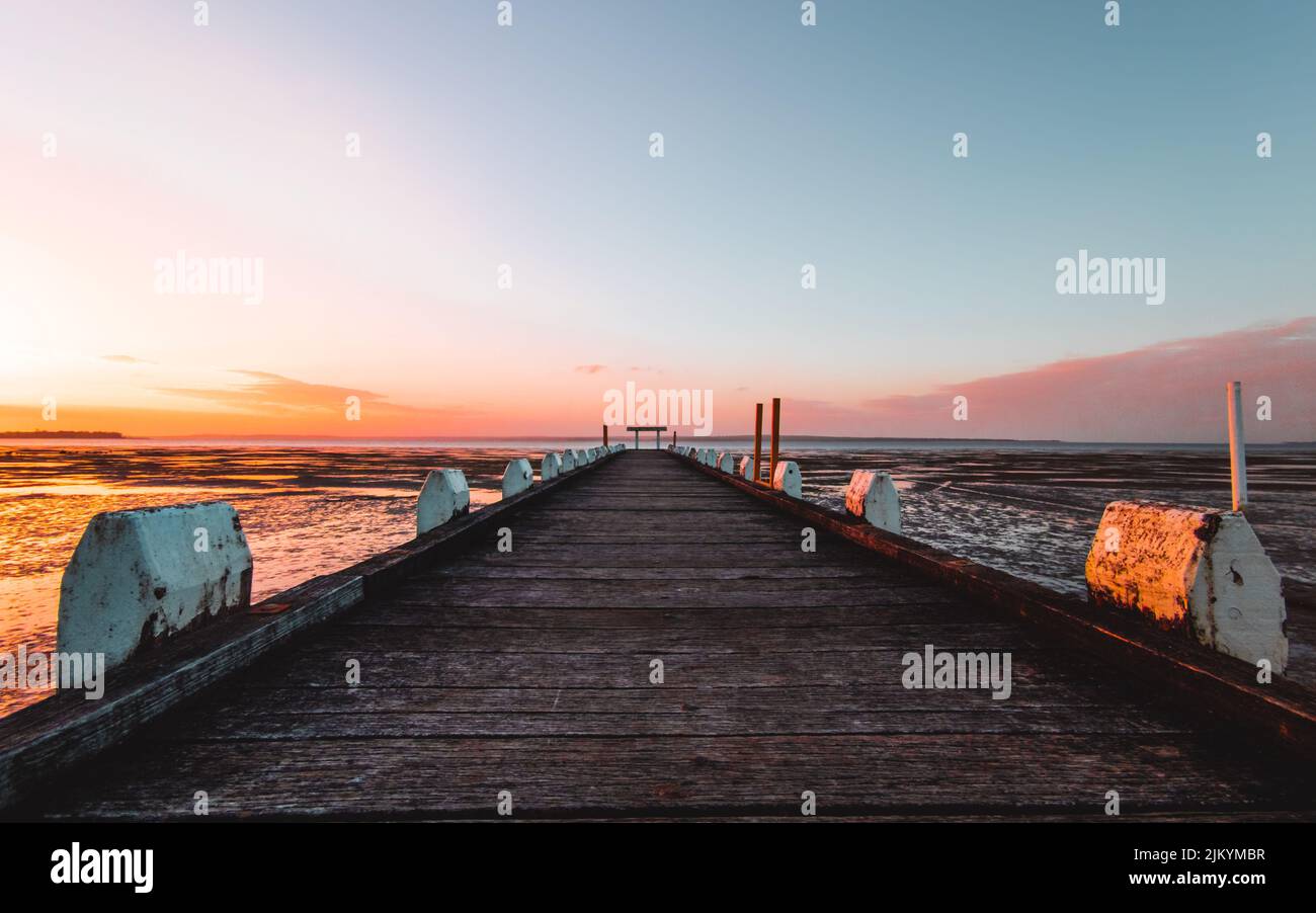 Un magnifique pont d'eau au coucher du soleil Banque D'Images