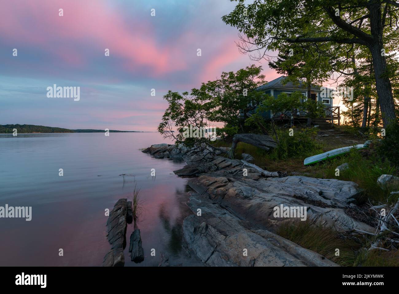 Coucher de soleil sur la baie de Brusnwick Maine avec cabine sur point Banque D'Images