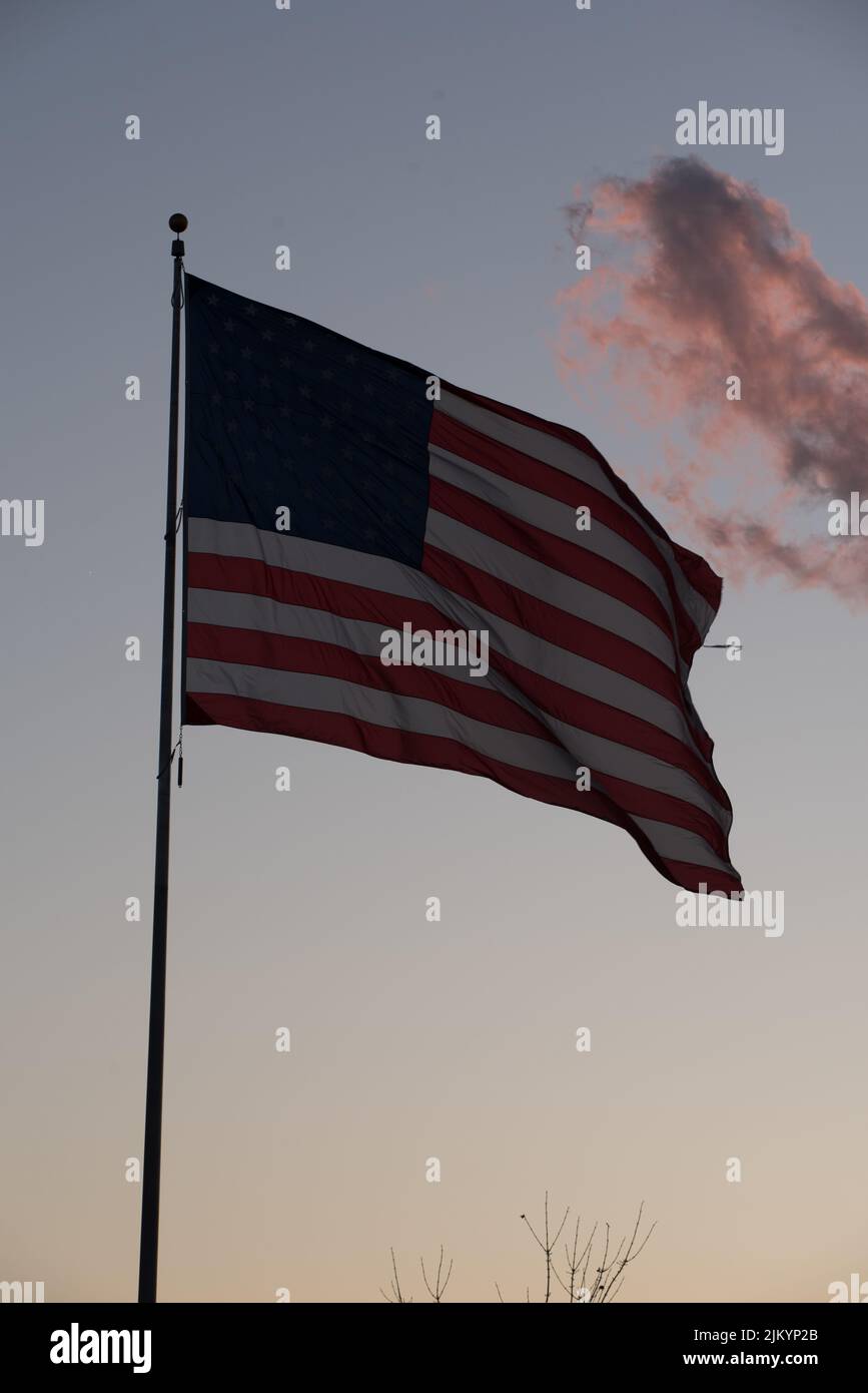 Un cliché vertical du drapeau américain qui agite sur un poteau Banque D'Images