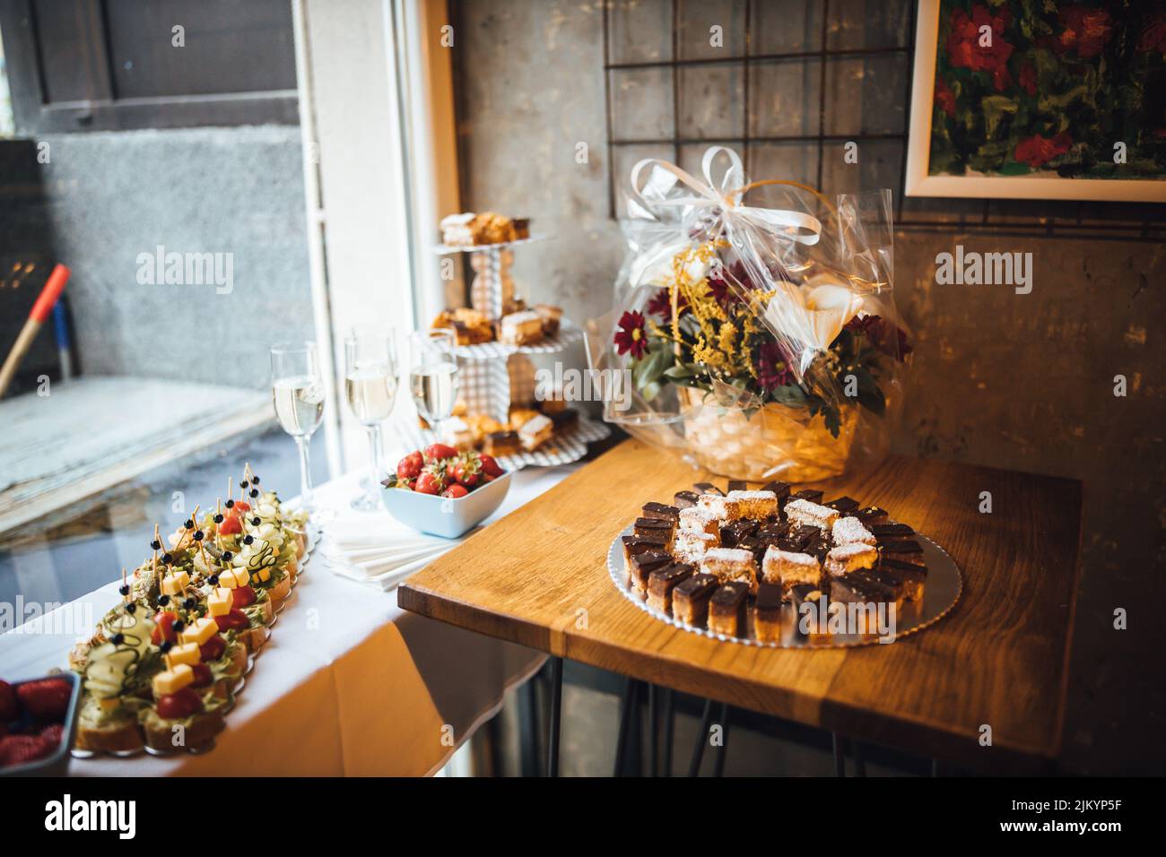 Délicieuses pâtisseries et canapés pour un buffet sur les tables du restaurant pour une fête Banque D'Images