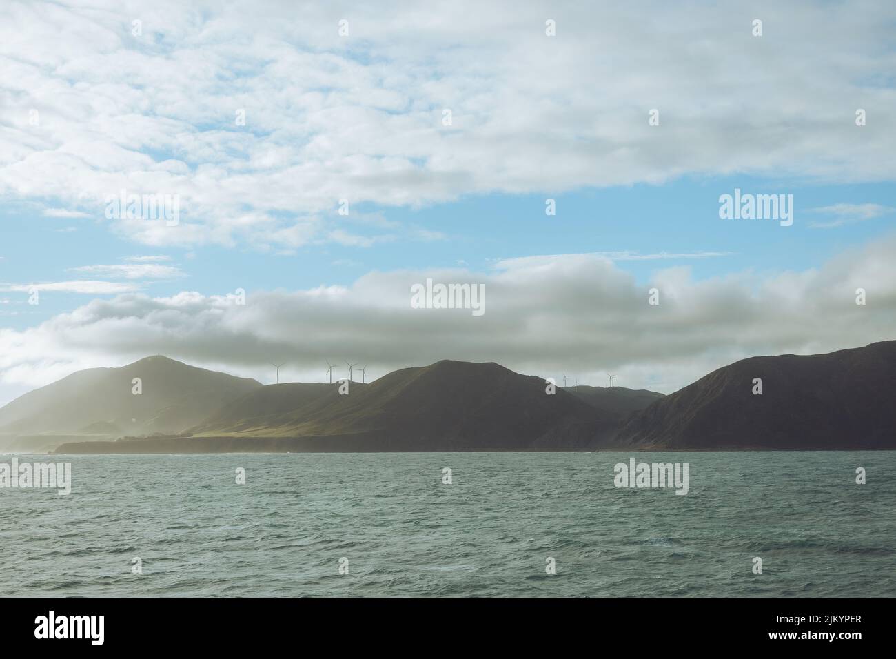 Une vue fascinante d'un magnifique paysage marin avec des montagnes en arrière-plan en Nouvelle-Zélande Banque D'Images