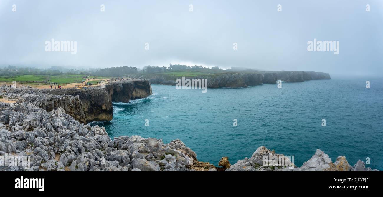 Vue panoramique sur les magnifiques falaises côtières appelées Bufones de Pria dans la ville de Llanes. Asturies. Espagne Banque D'Images