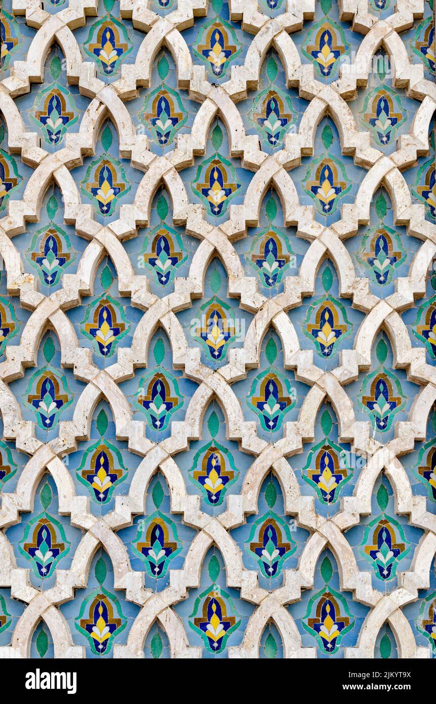 Un gros plan de la décoration ancienne d'une ancienne porte marocaine à Hassan, au Maroc Banque D'Images