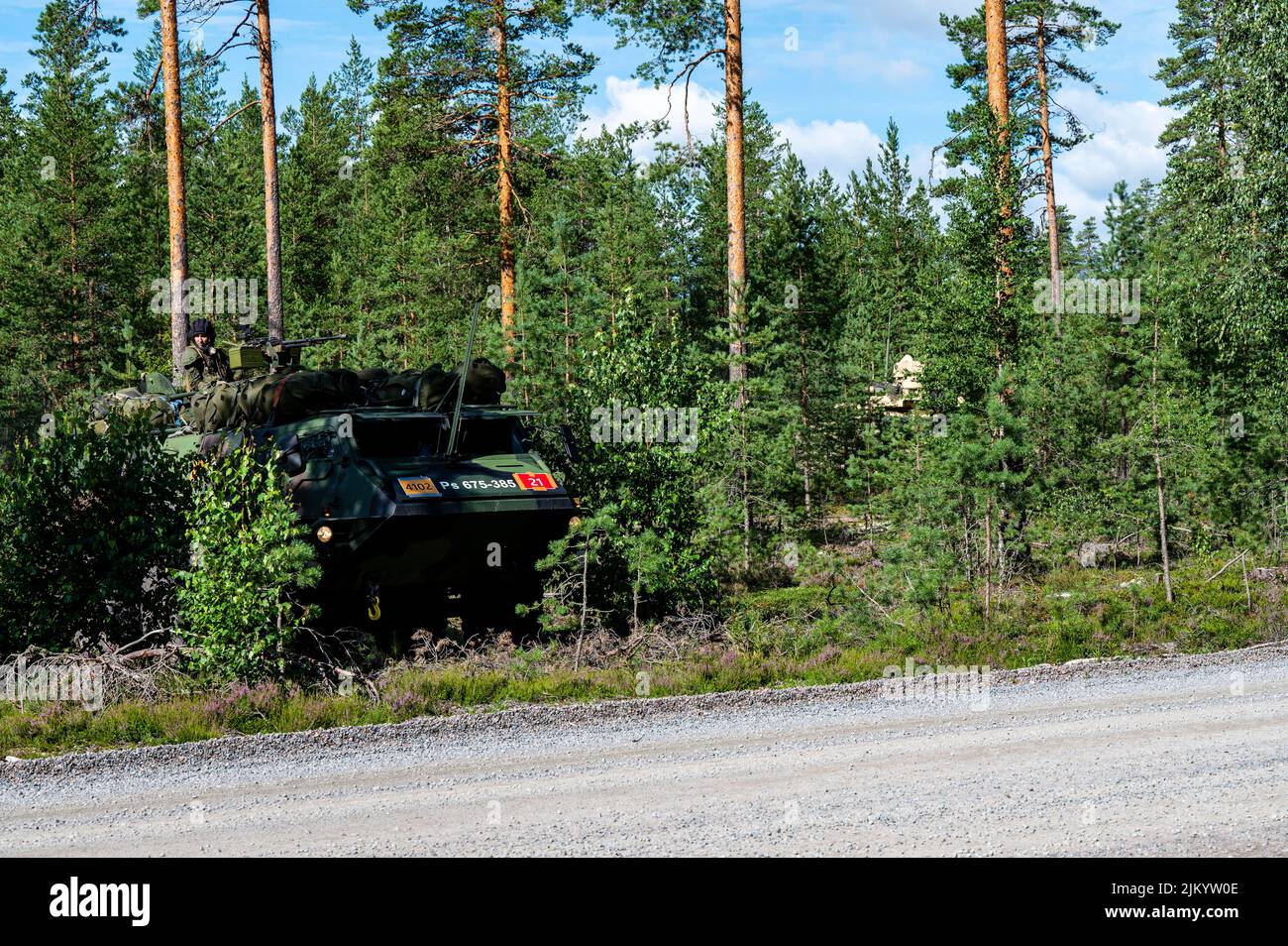 Des soldats finlandais avec l'unité de préparation de la Brigade Pori manœuvrent dans des véhicules blindés Sisu XA-180 tandis qu'un véhicule de combat M2A3 Bradley de l'armée américaine est affecté au 4th e Escadron, 10th Cavalry Regiment, 3rd Armored Brigade combat Team, 4th Infantry Division, se met en position défensive pendant vigilant Fox, Un exercice conjoint qui comprenait également des soldats américains du 4th Escadron, du 10th Cavalry Regiment, de l'équipe de combat de la Brigade blindée 3rd, de la 4th Infantry Division, et des soldats britanniques du 2nd Bataillon, Rifles Regiment, à Niinisalo, Finlande, 28 juillet, 2022. L'ABCT 3/4th est entre autres unités assi Banque D'Images
