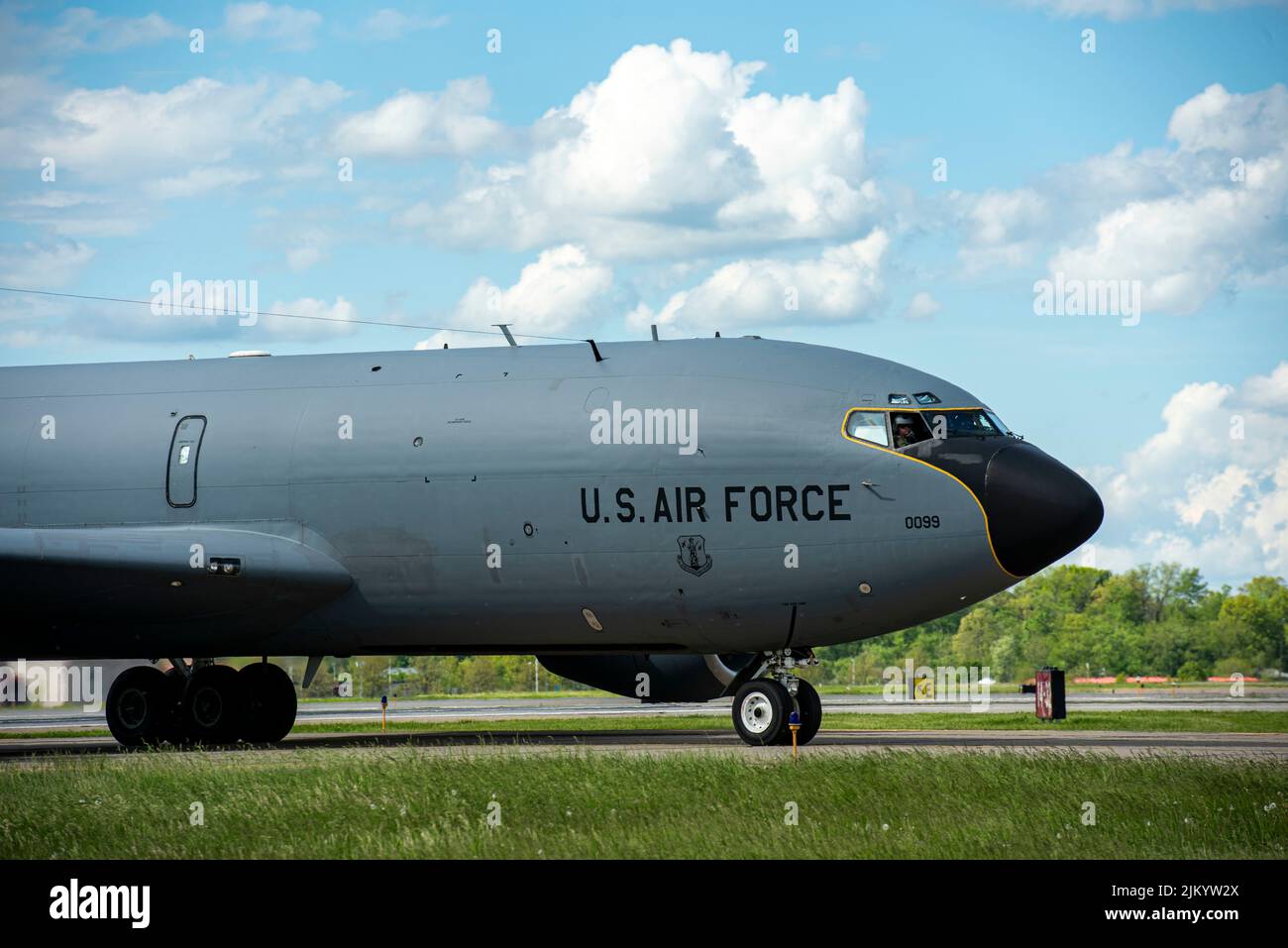 Un avion KC-135 Stratotanker descend en taxi la piste 14 mai 2022, à l'aile de ravitaillement en vol 171st, près de Pittsburgh, en Pennsylvanie. Les équipages des navires-citernes ont été testés sur leur capacité à générer rapidement de multiples blessures au cours d'un exercice de préparation opérationnelle nucléaire. (É.-U. Photo de la Garde nationale aérienne par le sergent d'état-major. Zoe M. Wockenfuss) Banque D'Images