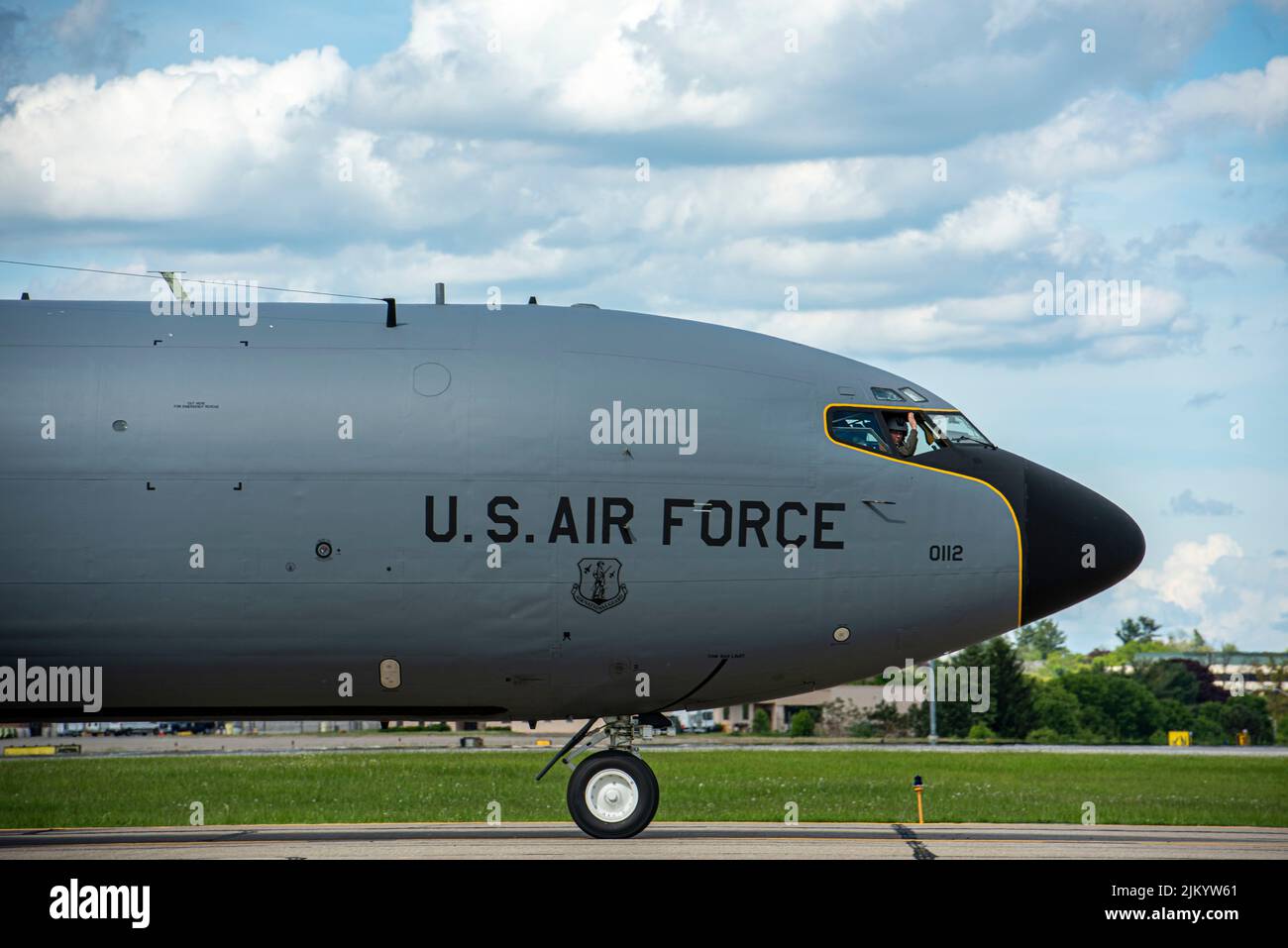 Un avion KC-135 Stratotanker descend en taxi la piste 14 mai 2022, à l'aile de ravitaillement en vol 171st, près de Pittsburgh, en Pennsylvanie. Les équipages des navires-citernes ont été testés sur leur capacité à générer rapidement de multiples blessures au cours d'un exercice de préparation opérationnelle nucléaire. (É.-U. Photo de la Garde nationale aérienne par le sergent d'état-major. Zoe M. Wockenfuss) Banque D'Images