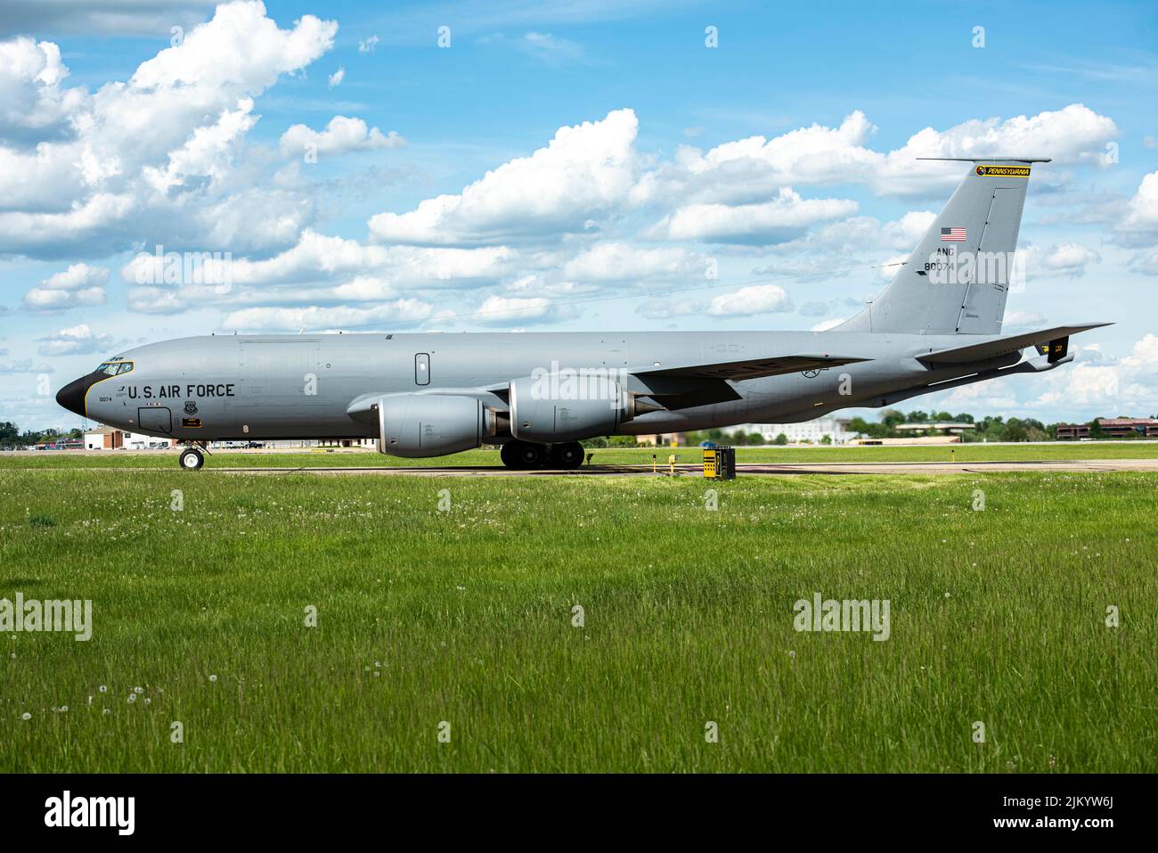 Un avion KC-135 Stratotanker descend en taxi la piste 14 mai 2022, à l'aile de ravitaillement en vol 171st, près de Pittsburgh, en Pennsylvanie. Les équipages des navires-citernes ont été testés sur leur capacité à générer rapidement de multiples blessures au cours d'un exercice de préparation opérationnelle nucléaire. (É.-U. Photo de la Garde nationale aérienne par le sergent d'état-major. Zoe M. Wockenfuss) Banque D'Images