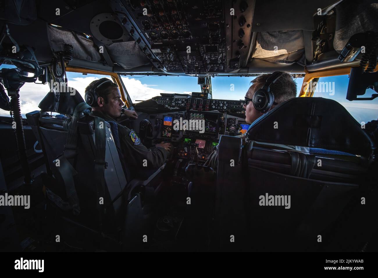 Le Maj. Robert Sherlock de la Force aérienne des États-Unis, pilote de l'escadron de ravitaillement aérien 91st, à gauche, et le Capt Zachary Yacone, pilote de l'ARS 50th, pilotent un KC-135 Stratotanker affecté à l'escadre de ravitaillement aérien 6th au-dessus de la Floride, le 2 août 2022. Plusieurs cadets de la patrouille aérienne civile de Floride ont volé à bord de l'avion et ont reçu un aperçu de première main de la façon dont les pilotes et les équipages d'aéronefs utilisent l'avion. (É.-U. Photo de la Force aérienne par Airman 1st Class Joshua Hastings) Banque D'Images