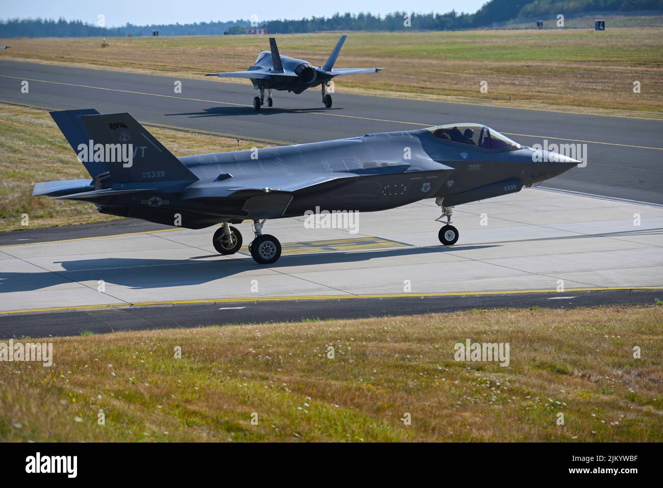 Deux F-35A Lightning II affectés à la 158th Fighter Wing, Garde aérienne nationale du Vermont, se préparent à prendre leur avion de la base aérienne de Spangdahlem, en Allemagne, au 2 août 2022. Huit combattants du Vermont sont arrivés à Spangdahlem sur 2 mai 2022, pour continuer à soutenir et à intégrer, renforçant la solidarité de l’alliance, la détermination collective, augmentant globalement la capacité des ONAT à s’adapter à un environnement de combat dynamique. (É.-U. Photo de la Force aérienne par Tech. Sgt. Warren D. Spearman Jr.) Banque D'Images