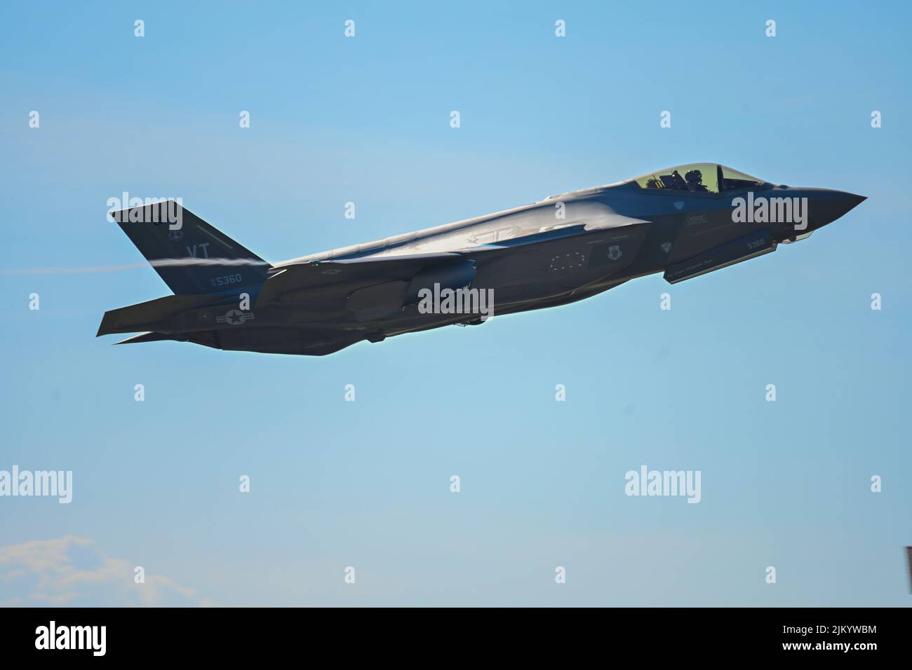 Un F-35A Lightning II affecté à la 158th Fighter Wing, Garde aérienne nationale du Vermont, vole depuis la base aérienne de Spangdahlem, Allemagne, 2 août 2022. Au cours des trois derniers mois, les aviateurs de la Garde nationale aérienne ont non seulement fourni un soutien de mission à l'OTAN, mais ont également eu l'occasion de faire progresser les partenariats et de s'intégrer aux alliés et partenaires américains dans toute l'Europe. (É.-U. Photo de la Force aérienne par Tech. Sgt. Warren D. Spearman Jr.) Banque D'Images