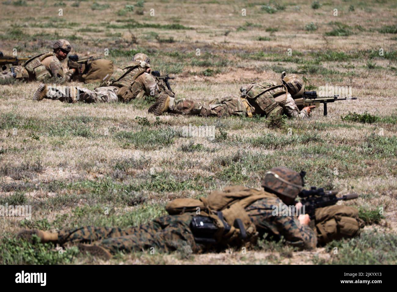 LA STATION DE LA FORCE AÉRIENNE DU SOUFFLET, Hawaii (19 juillet 2022) les Marines américaines affectées au bataillon de l'équipe d'atterrissage 3rd, au 4th Régiment maritime, à la Force opérationnelle aérienne terrestre marine 7 et aux soldats de l'infanterie navale mexicaine, assurent la sécurité à l'appui de la Rim du Pacifique (RIMPAC) 2022, 19 juillet. Vingt-six nations, 38 navires, trois sous-marins, plus de 170 avions et 25 000 membres du personnel participent au RIMPAC 2022 de 29 juin à août 4 dans les îles hawaïennes et dans le sud de la Californie. Le plus grand exercice maritime international au monde, RIMPAC 2022, offre une occasion unique de formation tout en étant un peu démené Banque D'Images