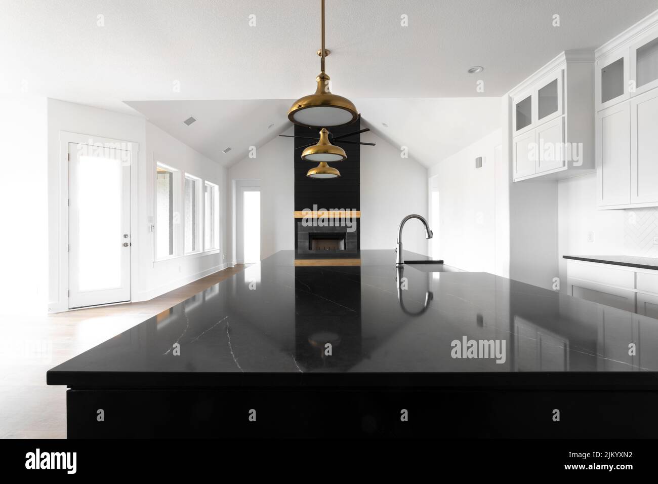 Nouvelle construction moderne maison cuisine île donnant sur la salle de séjour ouverte Banque D'Images