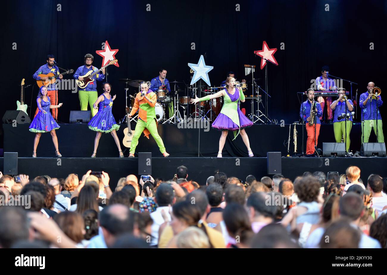 Le groupe musical pour enfants El Pot petit se produit au Festival des Jardins de Terramar à Sitges (Barcelone). Le groupe de musique pour enfants 'El pot petit' (le petit pot) s'est produit dans les Jardins de Terramar avant environ 1500 personnes, principalement des garçons et des filles âgés de 3 à 10 ans. 'El pot petit' est un groupe de musique pour enfants bien connu en Catalogne formé par Siddartha Vargas et Helena Bagué (Pau et Jana) avec plusieurs musiciens et personnages tels qu'un dragon ou un millepertuis où ils créent des histoires, dansent et font les enfants s'amuser. Banque D'Images