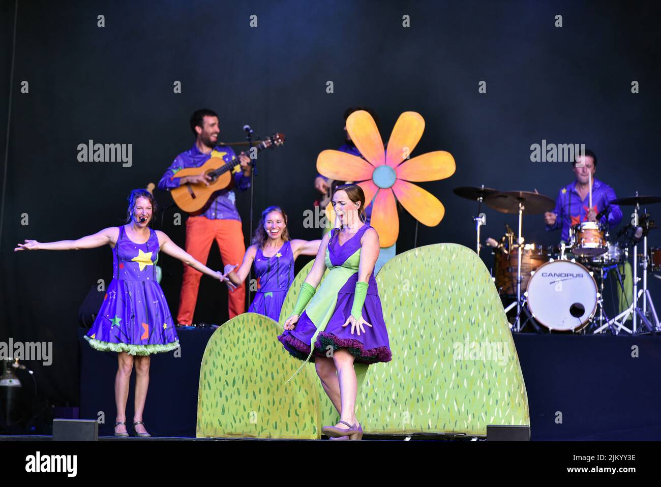 La chanteuse Helena Bagué (C), Jana d'El Pot petit avec ses musiciens du groupe Mermelada, se produisent pendant le Festival des Jardins de Terramar à Sitges (Barcelone). Le groupe de musique pour enfants 'El pot petit' (le petit pot) s'est produit dans les Jardins de Terramar avant environ 1500 personnes, principalement des garçons et des filles âgés de 3 à 10 ans. 'El pot petit' est un groupe de musique pour enfants bien connu en Catalogne formé par Siddartha Vargas et Helena Bagué (Pau et Jana) avec plusieurs musiciens et personnages tels qu'un dragon ou un millepertuis où ils créent des histoires, dansent et font les enfants s'amuser. Banque D'Images