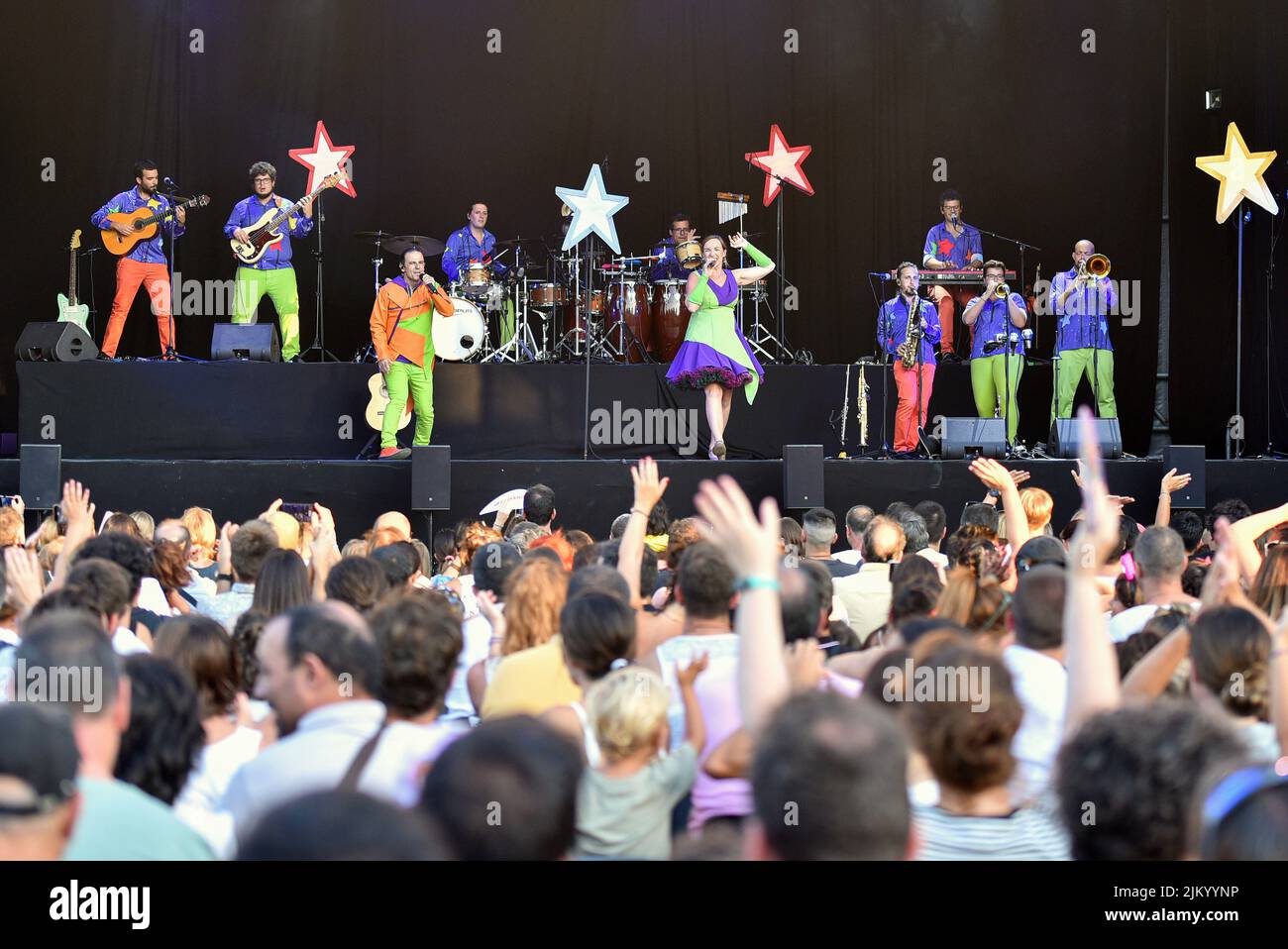 Le groupe musical pour enfants El Pot petit se produit au Festival des Jardins de Terramar à Sitges (Barcelone). Le groupe de musique pour enfants 'El pot petit' (le petit pot) s'est produit dans les Jardins de Terramar avant environ 1500 personnes, principalement des garçons et des filles âgés de 3 à 10 ans. 'El pot petit' est un groupe de musique pour enfants bien connu en Catalogne formé par Siddartha Vargas et Helena Bagué (Pau et Jana) avec plusieurs musiciens et personnages tels qu'un dragon ou un millepertuis où ils créent des histoires, dansent et font les enfants s'amuser. (Photo de Ramon Costa / SOPA Images / Sipa USA) Banque D'Images