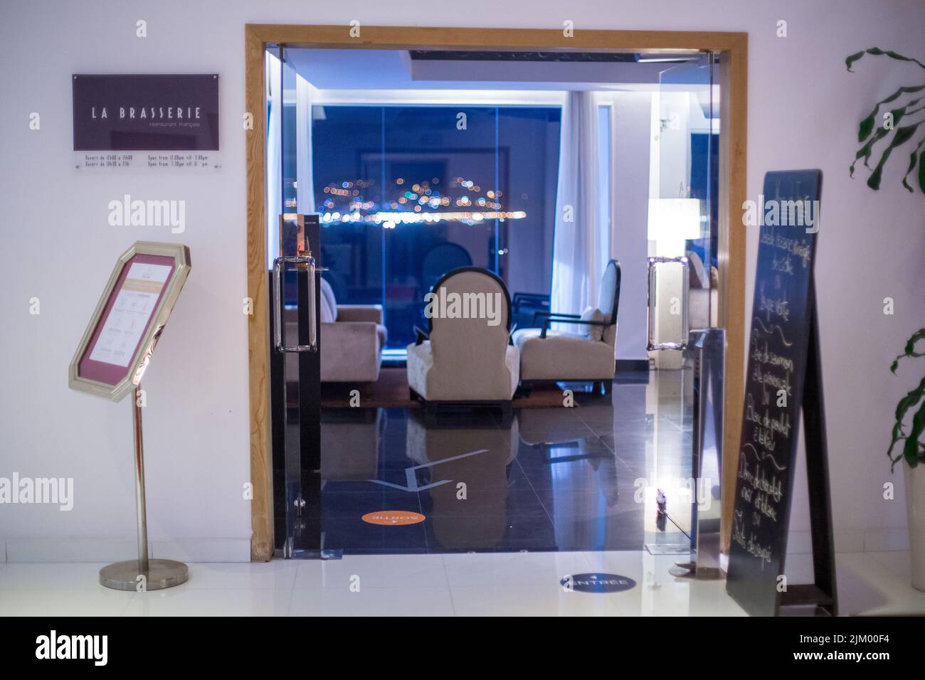 Intérieur moderne d'un restaurant d'hôtel Banque D'Images