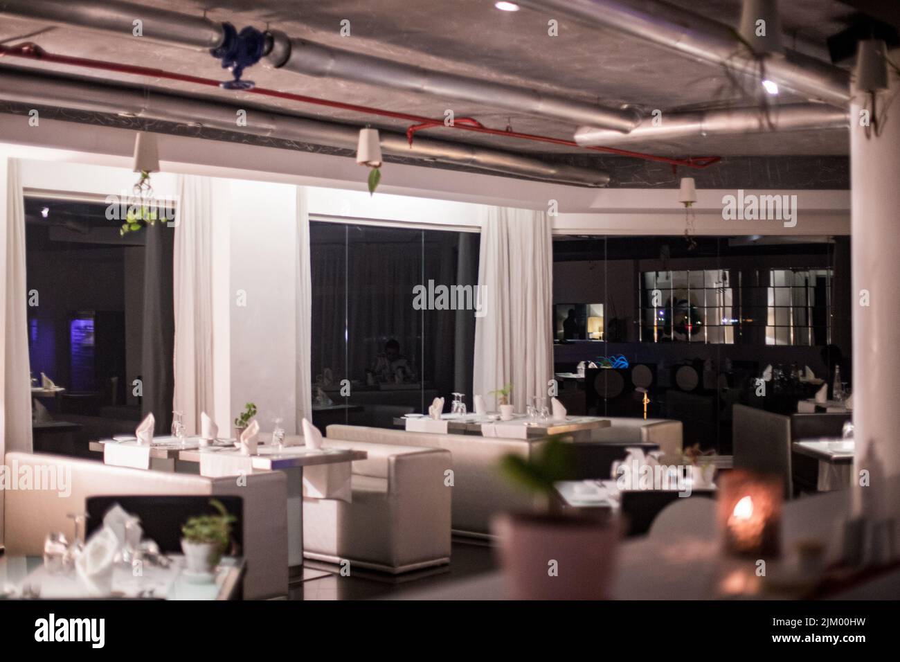Intérieur moderne d'un restaurant d'hôtel Banque D'Images