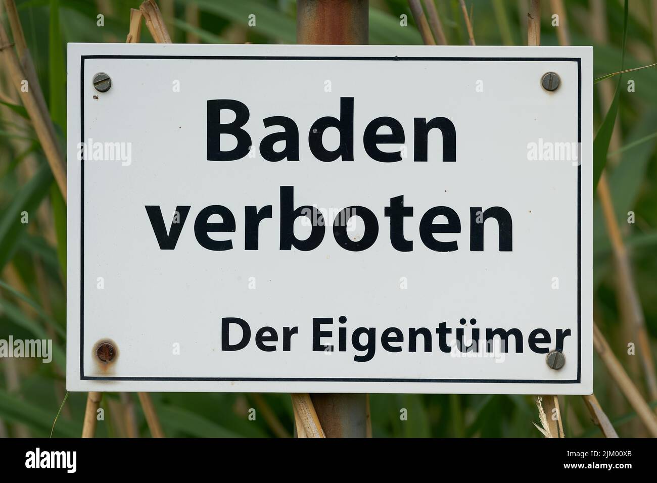 Panneau d'interdiction sur un lac privé en Allemagne. Traduction: Baignade interdite, le propriétaire Banque D'Images