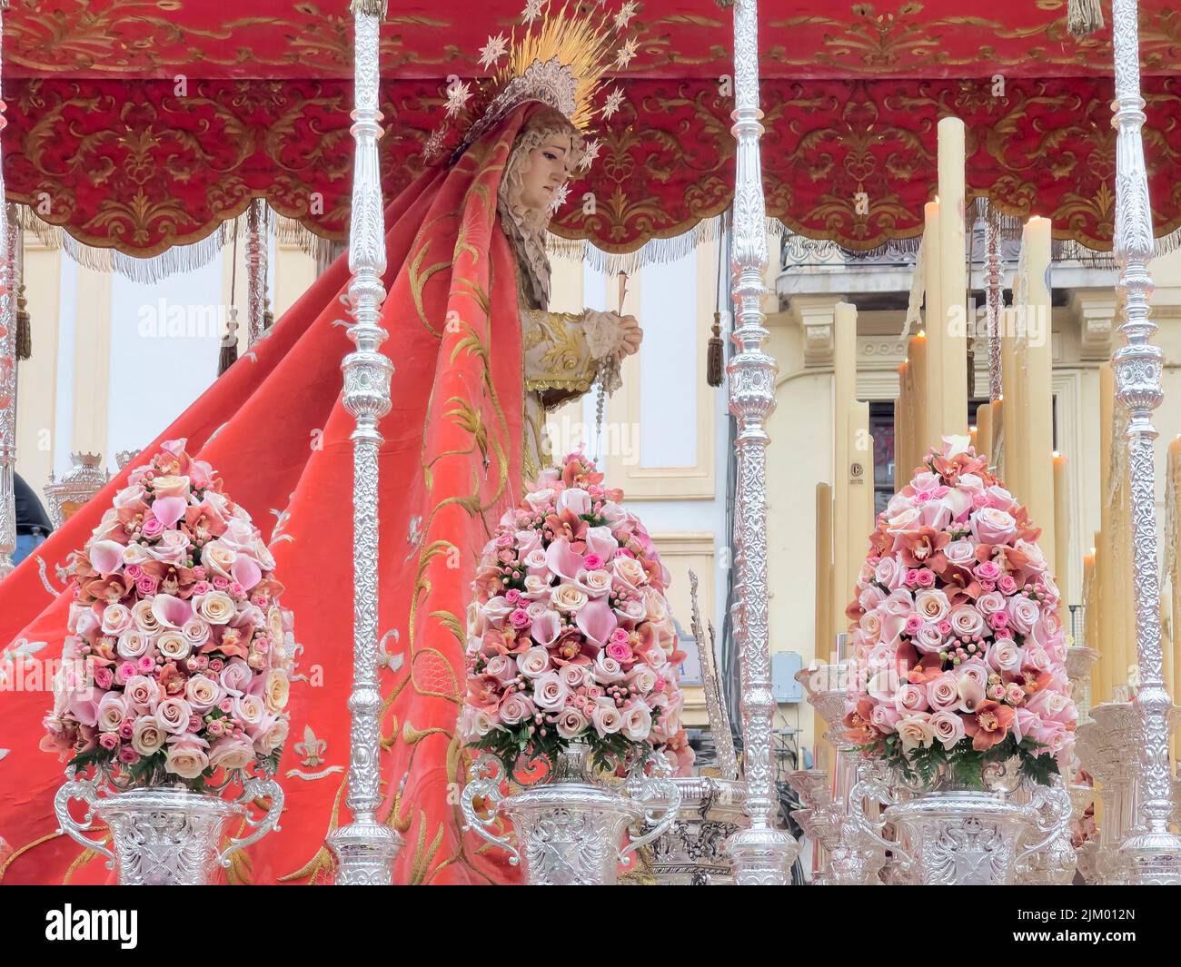 Grenade, Espagne, 04-11-2022. Sculptures religieuses procession dans la rue pour les croyants à contempler. Banque D'Images