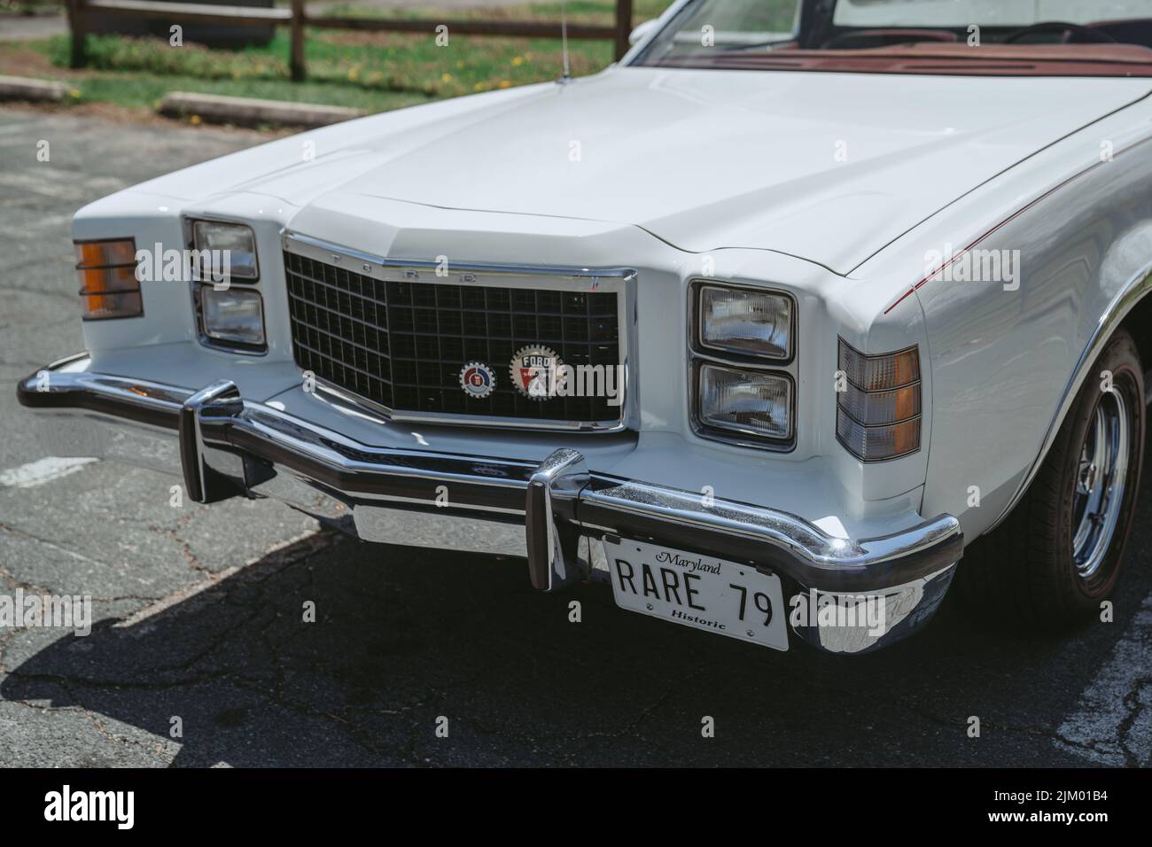 Un gros plan de l'avant d'une voiture classique blanche Ford Ranchero 1979 Banque D'Images