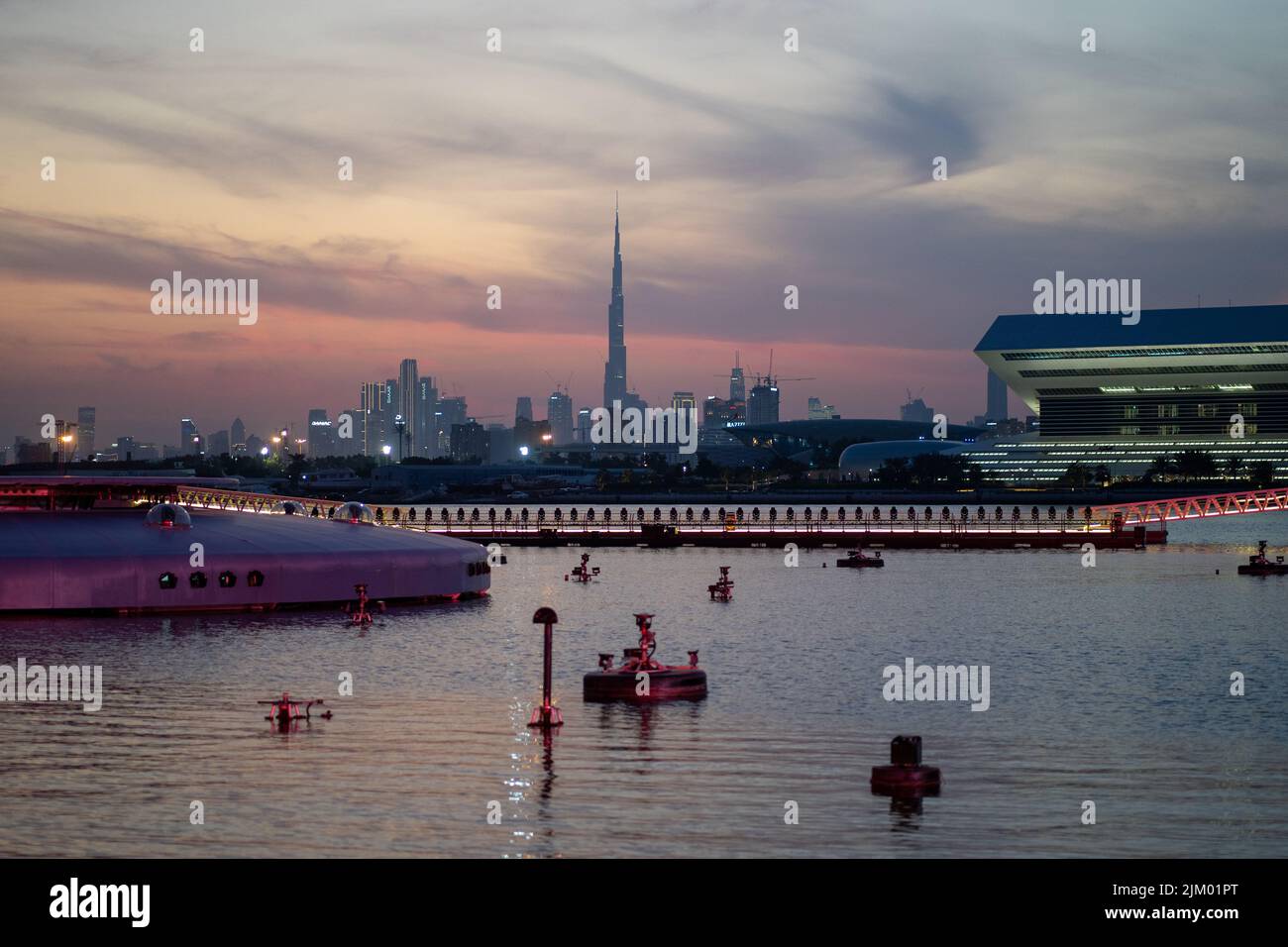 Une vue à couper le souffle sur le lac de Festival City avec le paysage urbain de Dubaï sur fond de ciel de coucher de soleil Banque D'Images