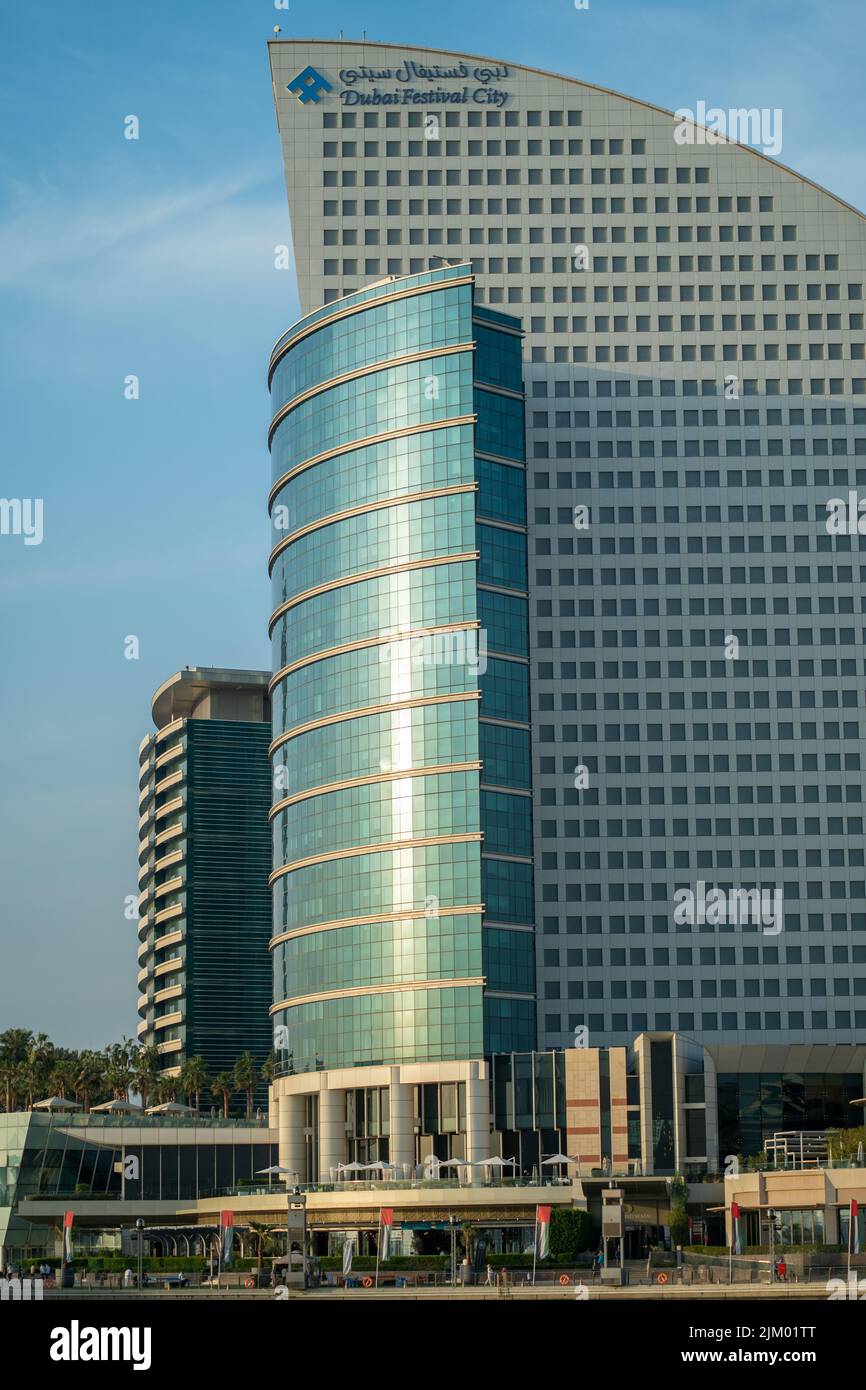 Une photo verticale de l'hôtel de la ville du festival de Dubaï de l'extérieur lors d'une journée ensoleillée avec le ciel bleu en arrière-plan à Dubaï, Émirats arabes Unis Banque D'Images