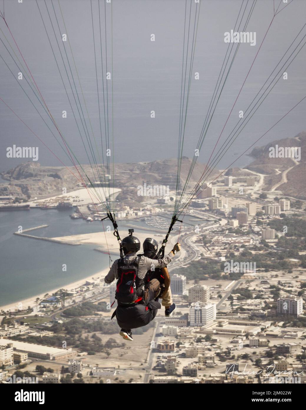 Un cliché vertical de deux personnes en parapente depuis la maison de repos Al Shuhaib, Khor Fakkan, eau Banque D'Images