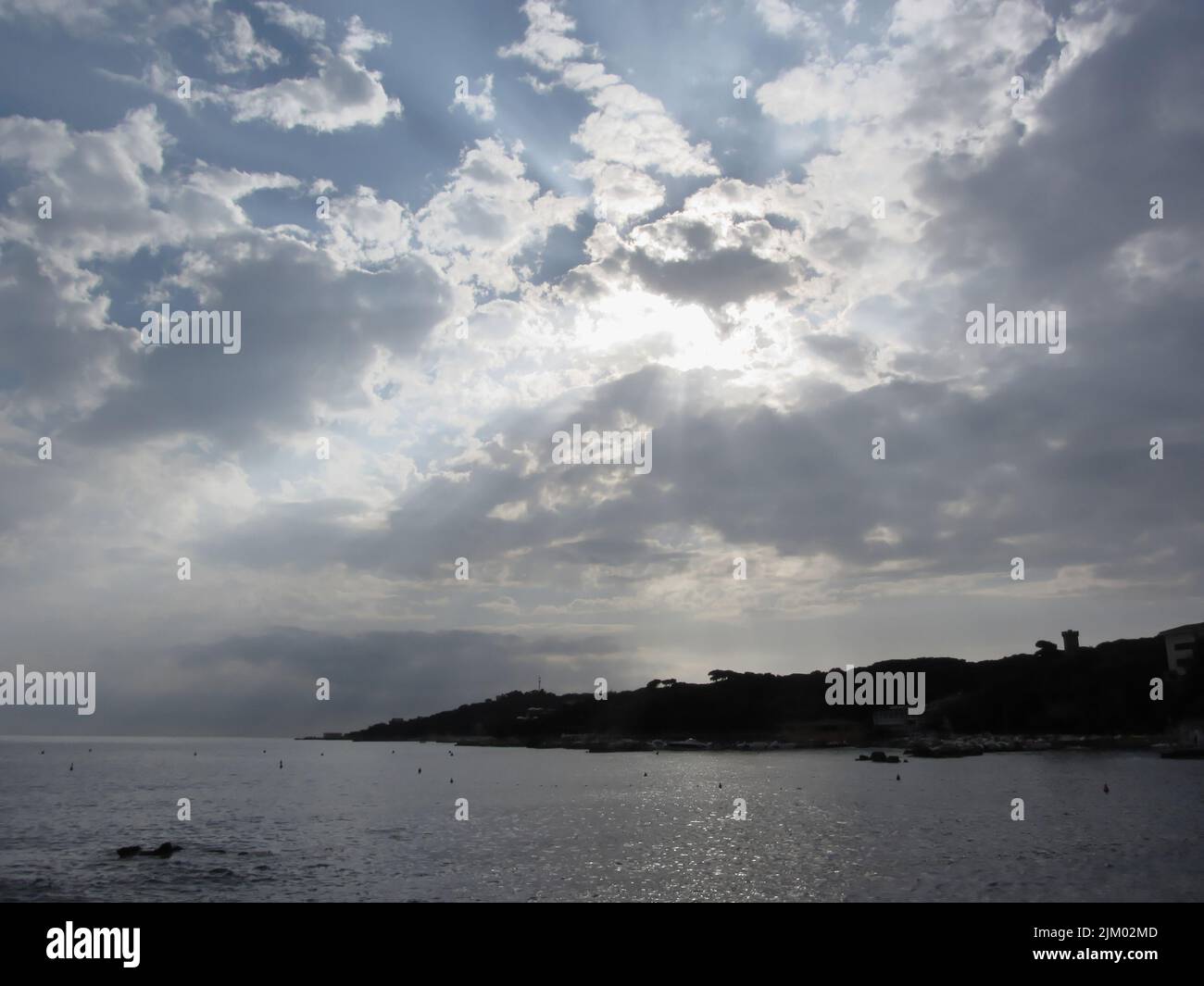 Avec les géants du ciel nuages cumulonimbus et silhouette sur la côte toscane . Banque D'Images