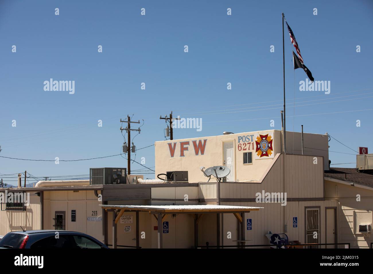 Benson, Arizona, États-Unis - 31 mai 2022 : la lumière de l'après-midi brille sur la salle VFW des vétérans des guerres étrangères dans le centre-ville de Benson. Banque D'Images