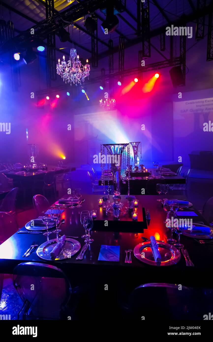 Johannesburg, Afrique du Sud - 20 novembre 2014: Intérieur et décor mis en place d'un dîner de gala d'entreprise Banque D'Images