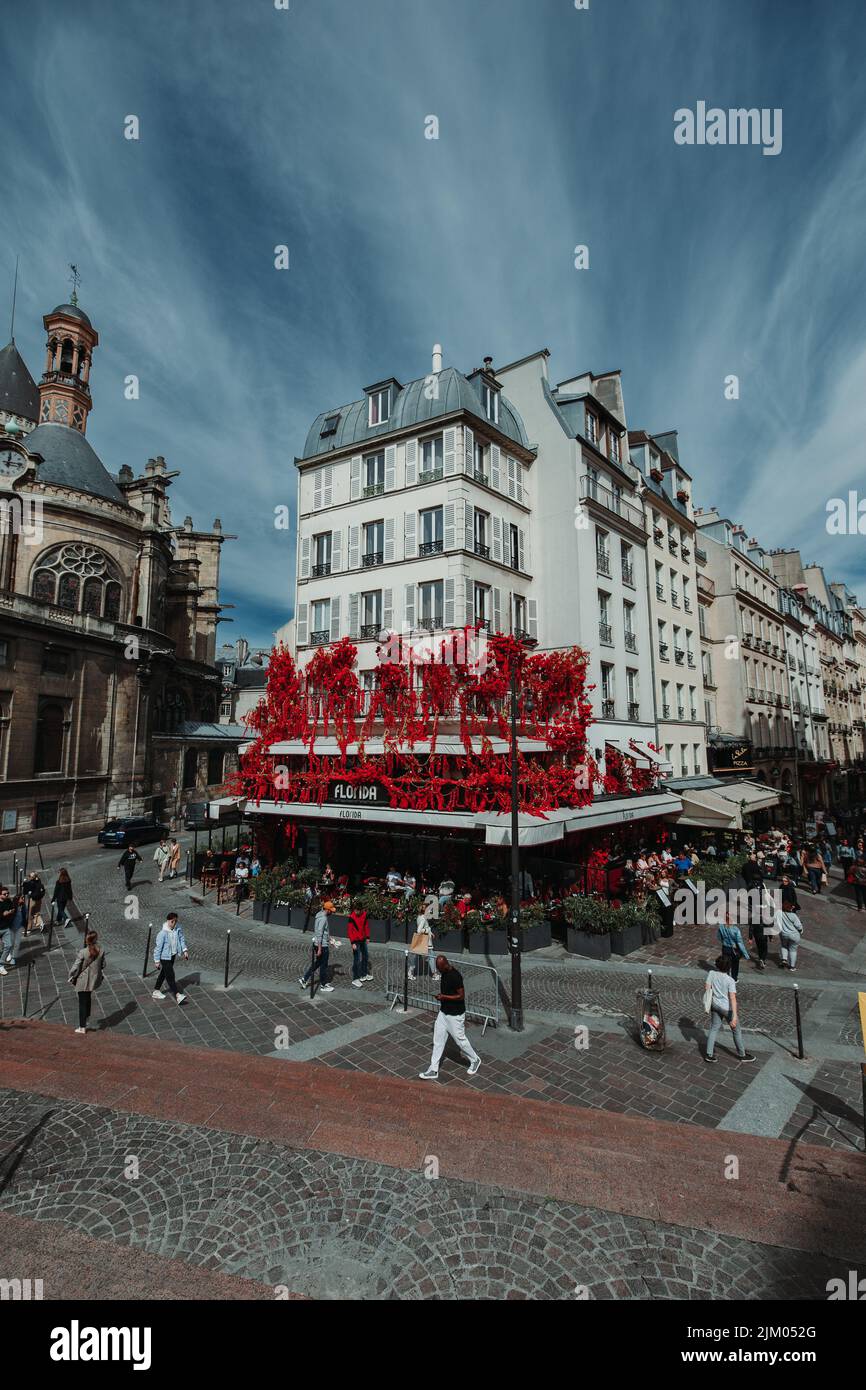 Une vue verticale d'un café en plein air à Paris avec des fleurs de réf sur le toit Banque D'Images Une vue verticale d'un café en plein air à Paris avec des fleurs de réf sur le toit Banque D'Images