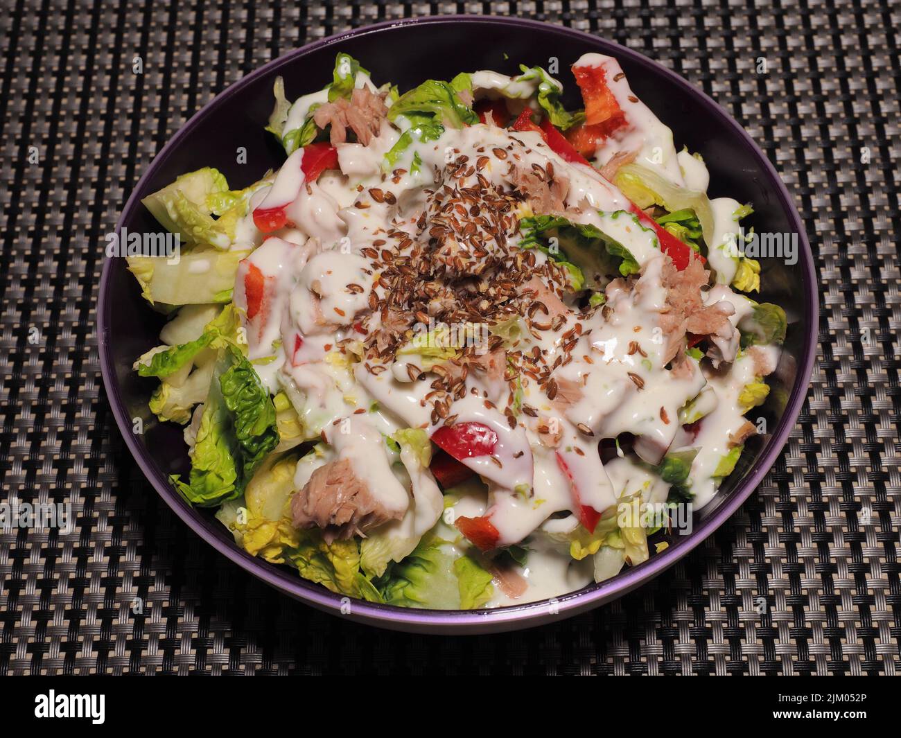 Vue de dessus d'un délicieux bol de salade avec laitue et légumes et sauce blanche Banque D'Images